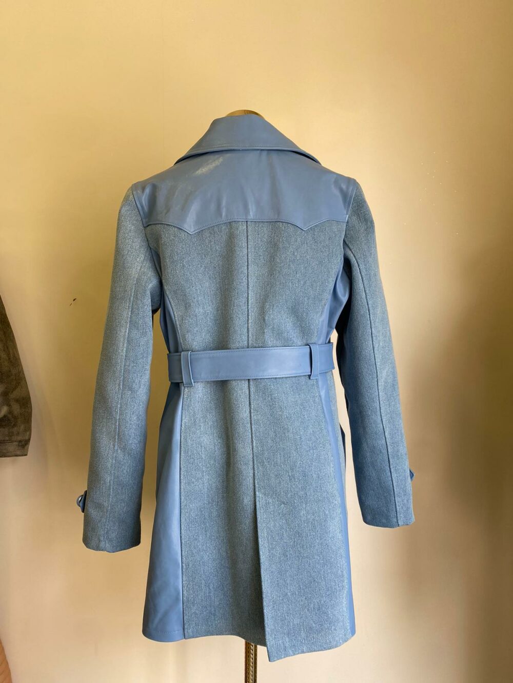 Trench in pelle e jeans chiaro - immagine 2